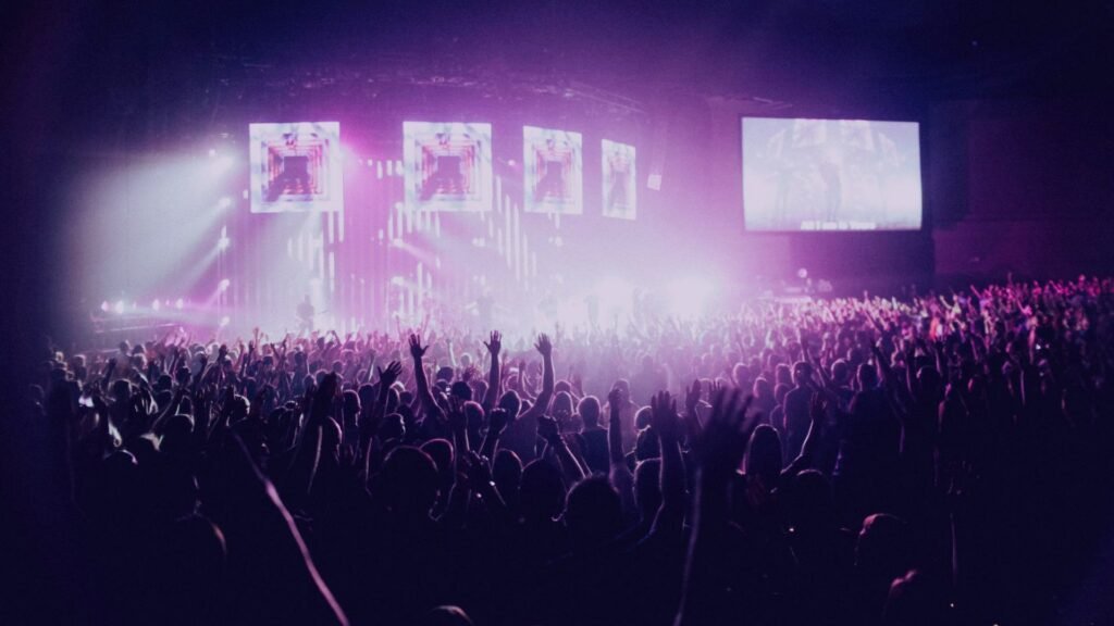 Promotion d’événements musicaux avec foule et artistes sur scène
